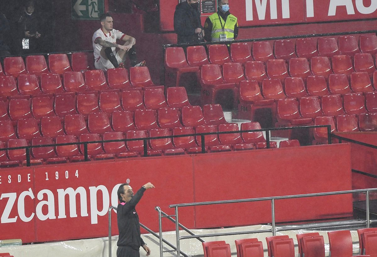  Ocampos, tras Lopetegui, en la grada tras el cambio.