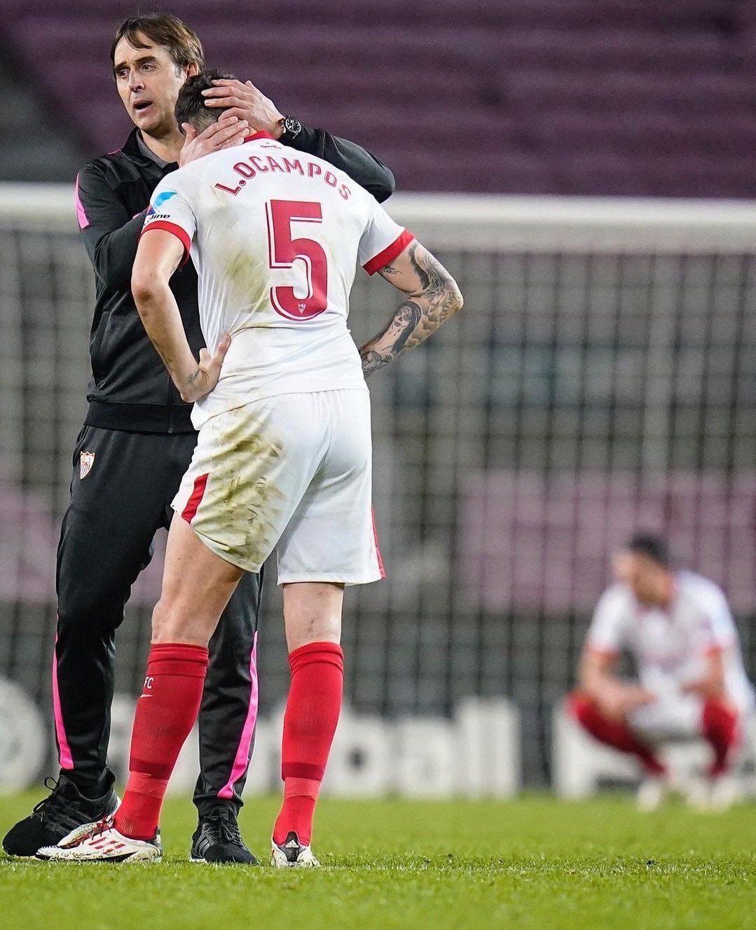  Ocampos es consolado por Lopetegui