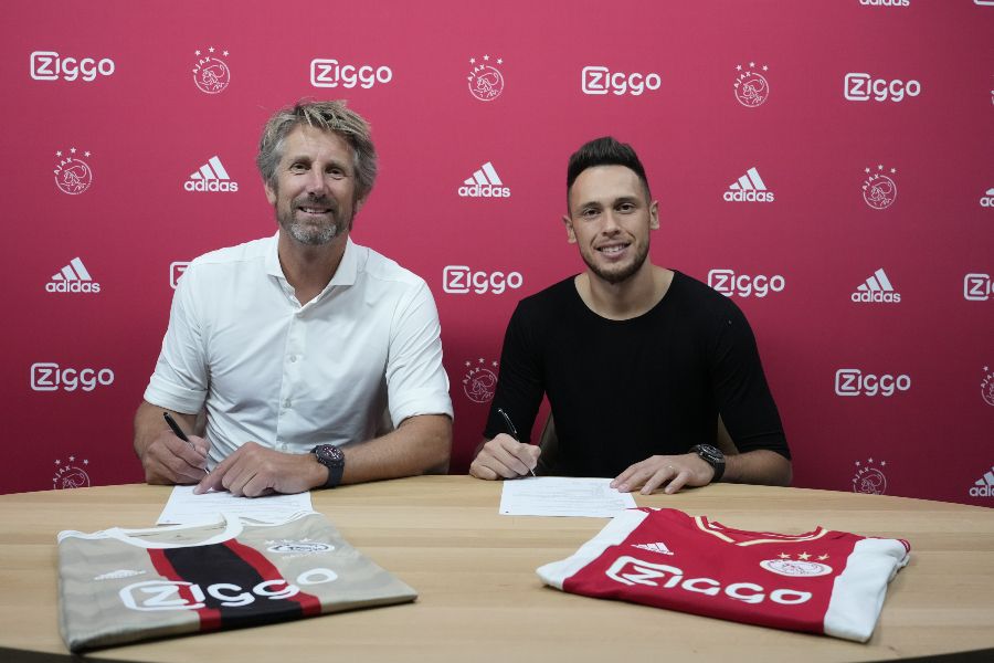  Ocampos firma su contrato con el Ajax.