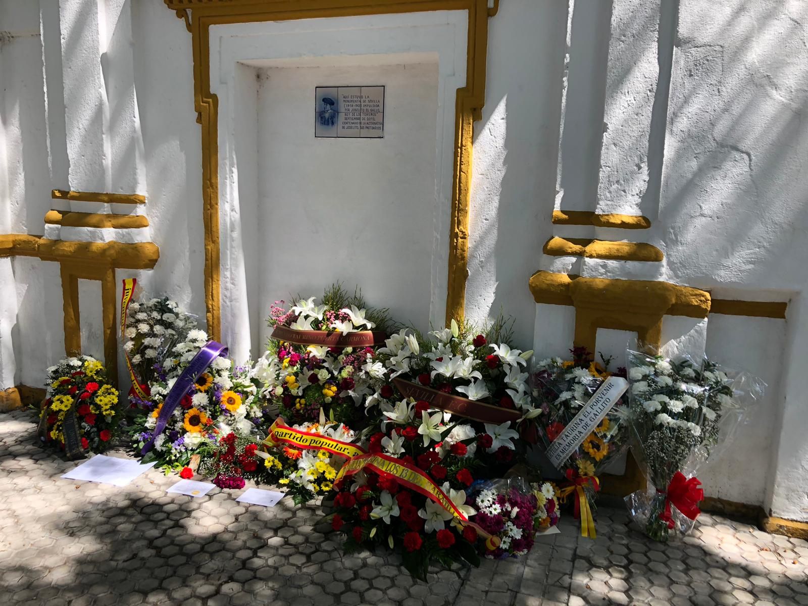  Ofrenda floral del Sevilla FC por el centenario de Joselito el Gallo.