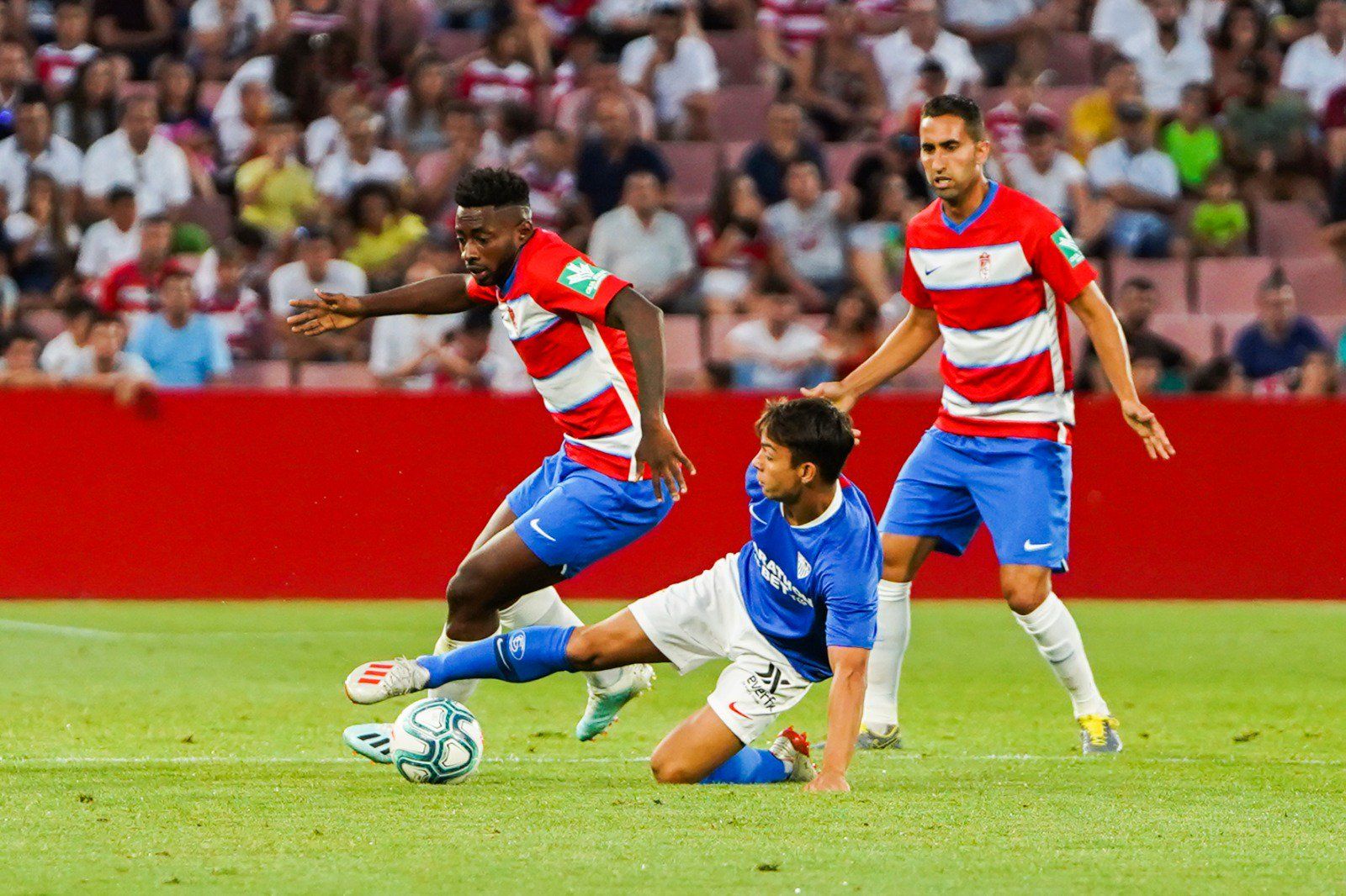  Óliver roba la pelota ante Eteki..