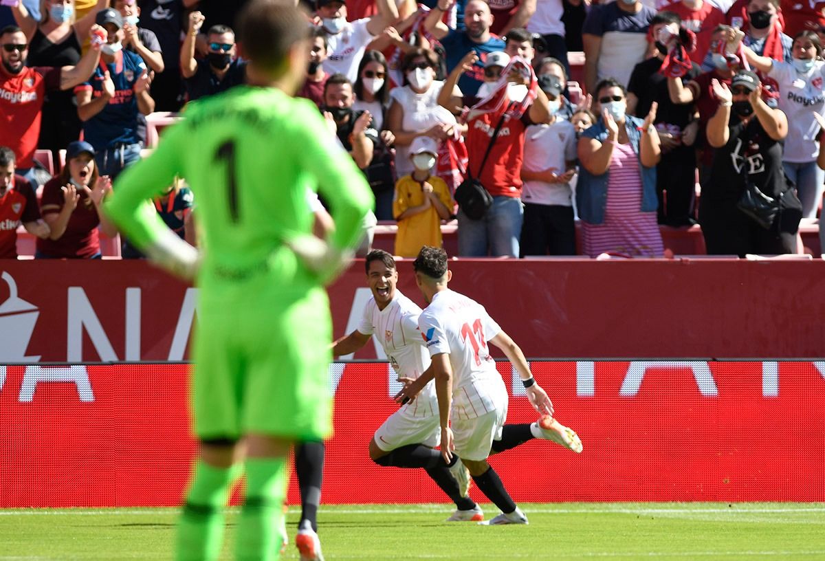  Óliver Torres celebra su gol en el Sevilla - Levante.