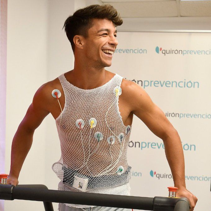  Óliver Torres, pasando los reconocimientos