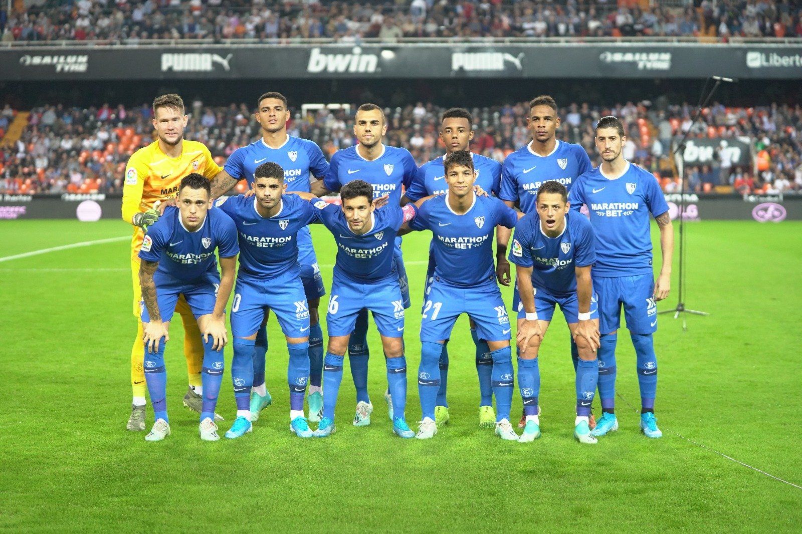  El once del Sevilla, con la equipación azul, en su partido en Mestalla.