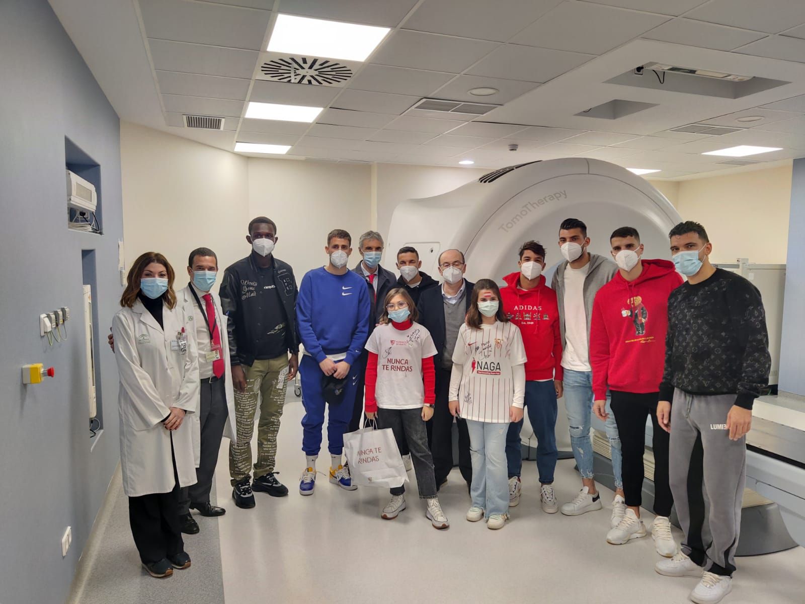  Visita del Sevilla a la unidad de oncología radioterápica del Virgen del Rocío.