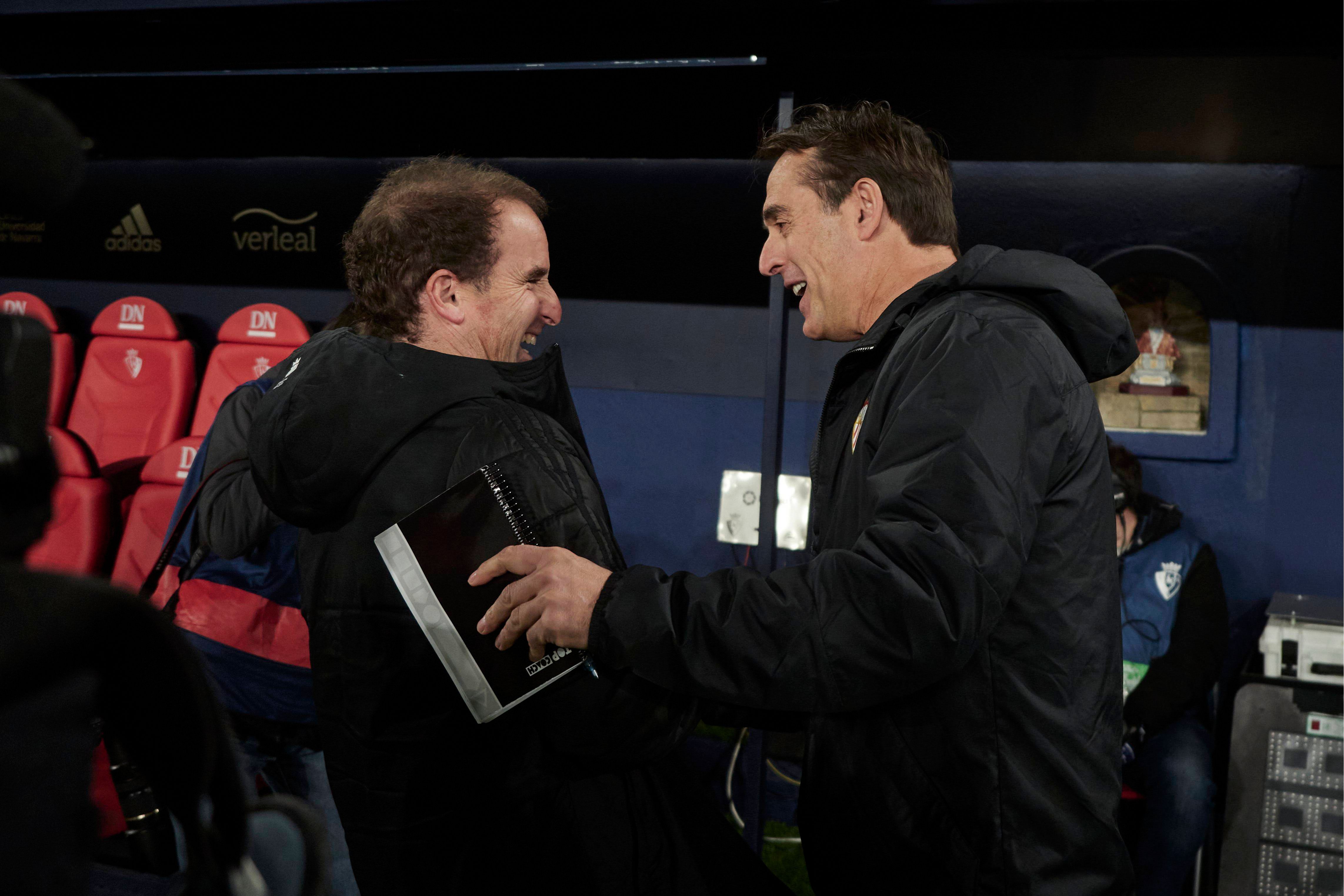 Lopetegui y Jagoba Arrasate se saludan antes del Osasuna-Sevilla.