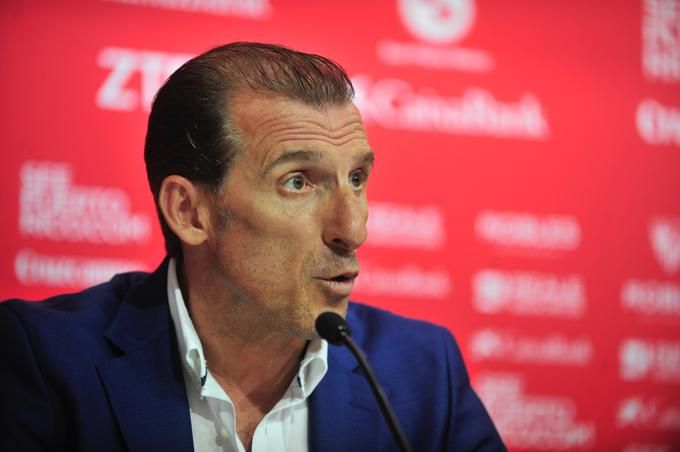  Óscar Arias, en una rueda de prensa en  su etapa en el Sevilla FC.