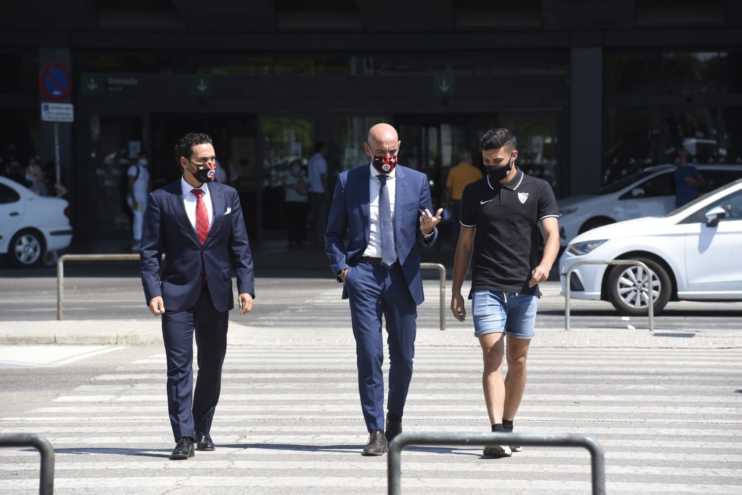 Óscar Rodríguez, junto a Monchi y Del Nido Carrasco, a su llegada a Sevilla.