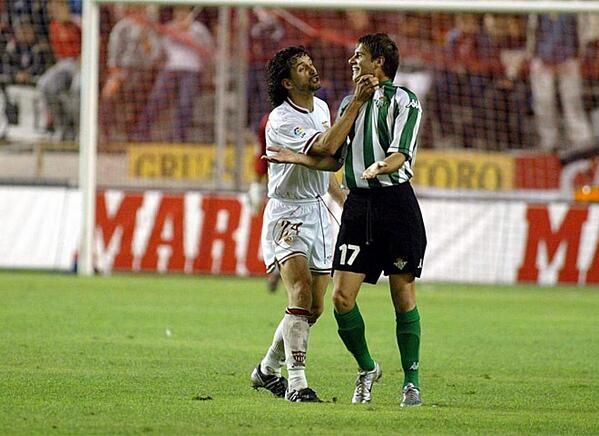 Pablo Alfaro agarra a Joaquín en un derbi ante el Betis.