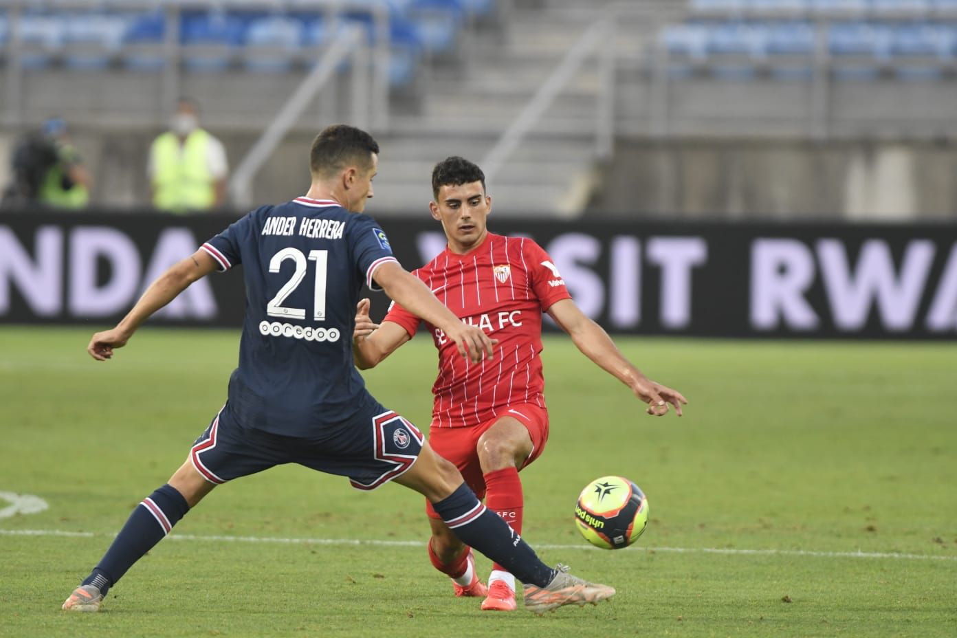  Pablo Pérez ante el PSG.