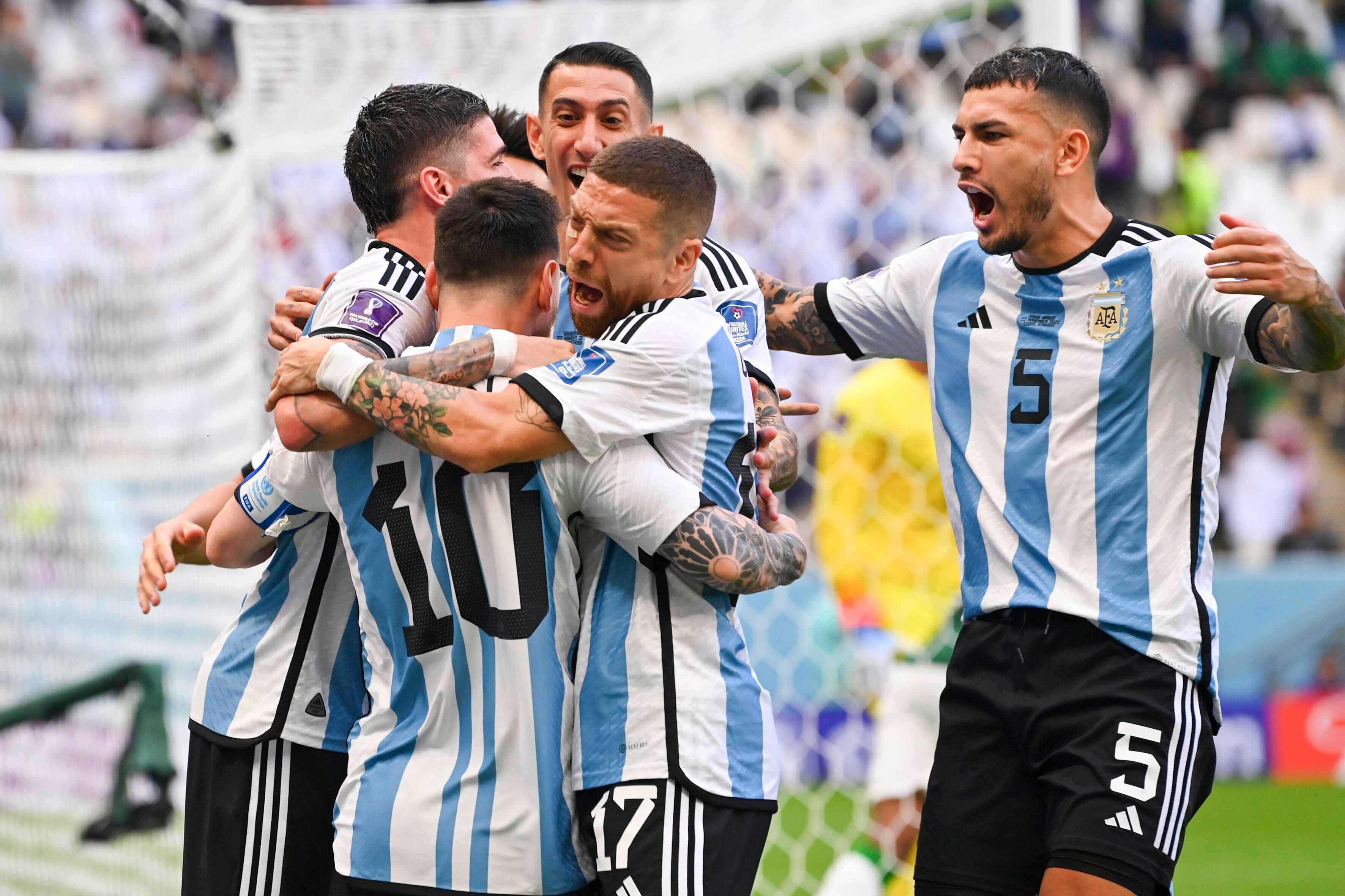 Papu Gómez celebra el gol de Messi a Arabia Saudí.