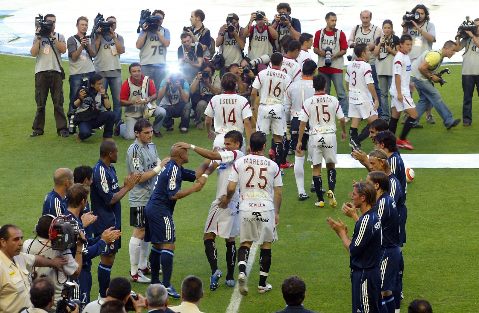  El Real Madrid le hace pasillo al Sevilla FC en 2006.