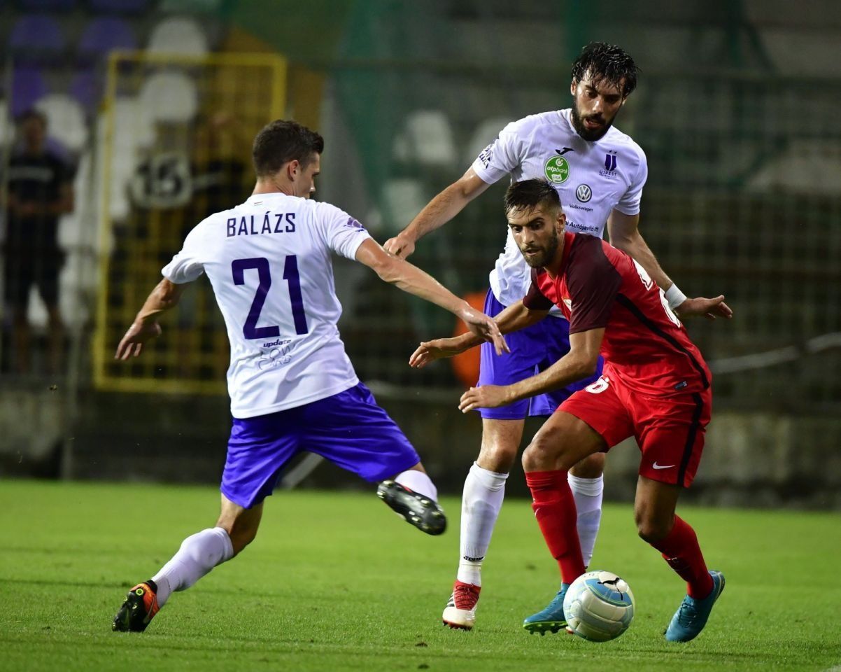  Pejiño ante el Újpest.