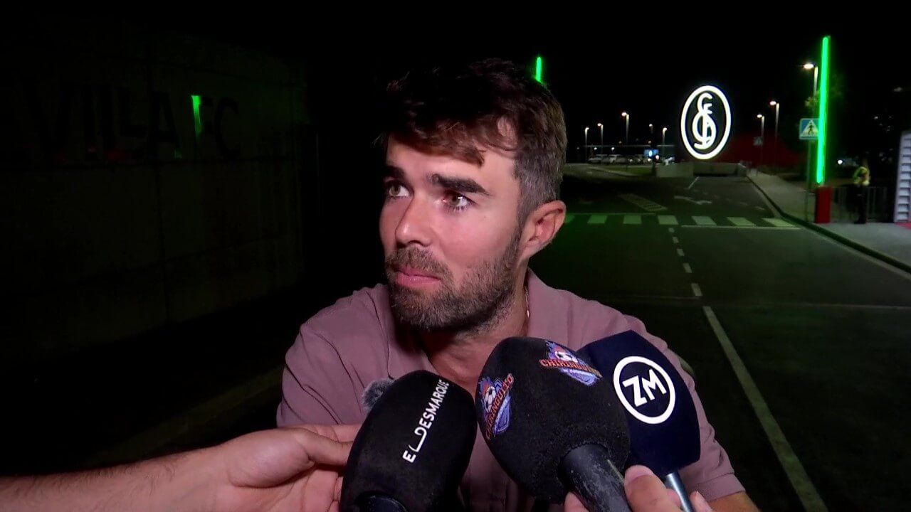  Aficionado sevillista tras la salida de la reunión de las peñas con Del Nido Carrasco.