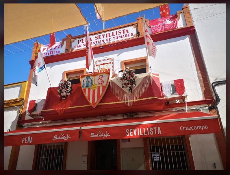  Fachada de la Peña Sevillista de Tomares.