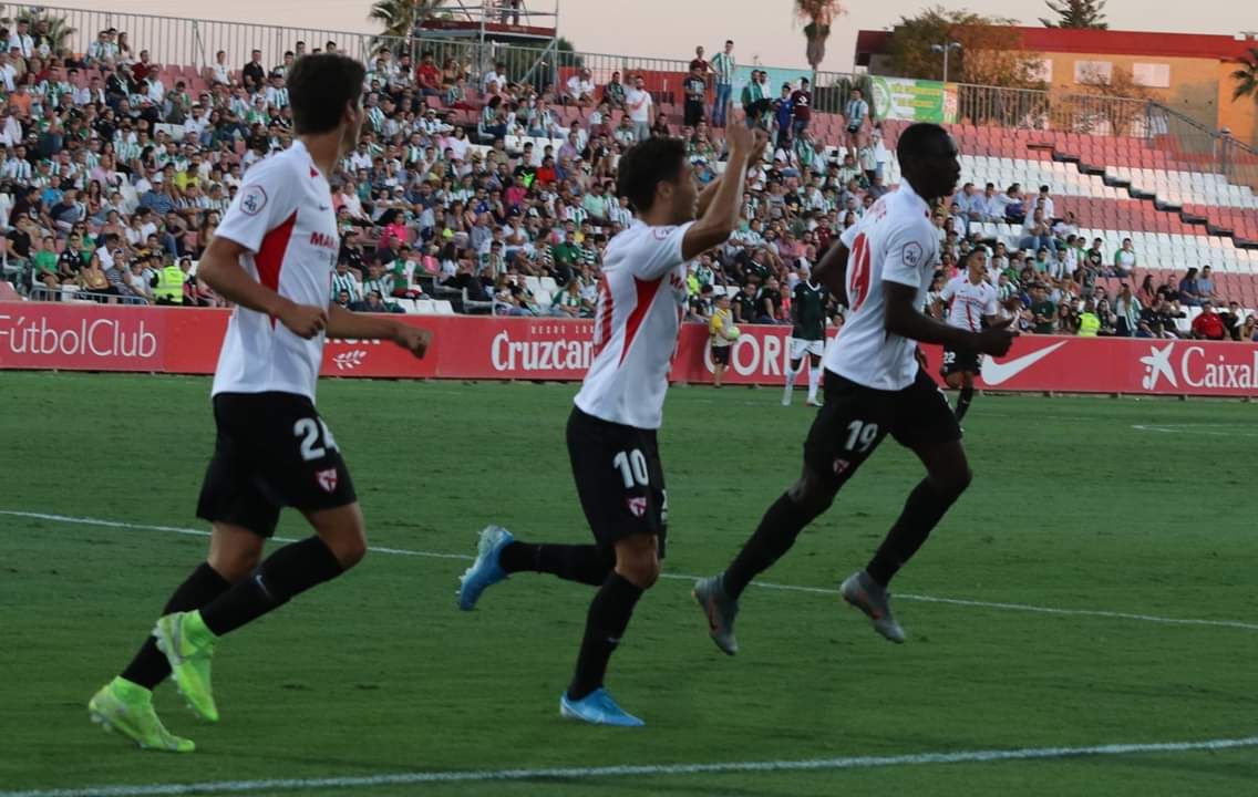  Pepe Mena celebra el primer tanto ante el Córdoba..