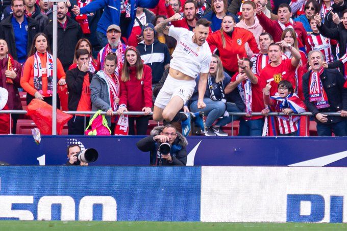  Pequeño hincha atlético haciéndole una peineta a Ocampos.