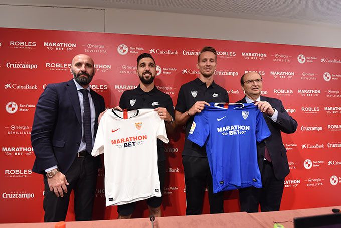  Monchi y José Castro, en la presentación de Dabbur y De Jong.