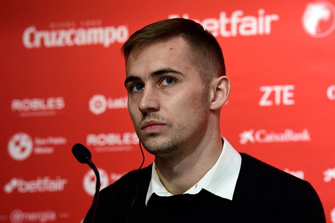  Rog, en su presentación con el Sevilla.