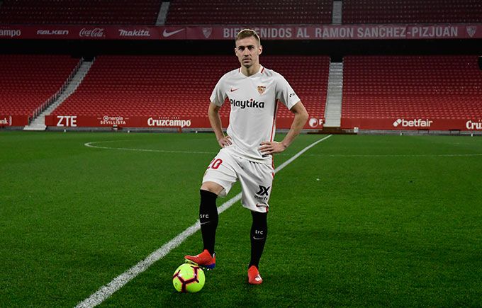  Rog, en su presentación con el Sevilla.
