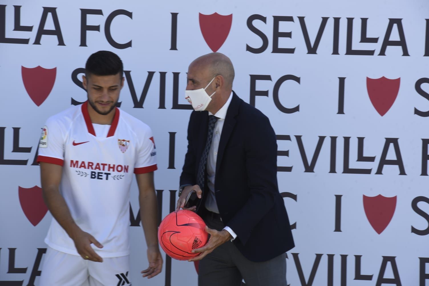  Óscar Rodríguez, en su presentación con el Sevilla, junto a Monchi.