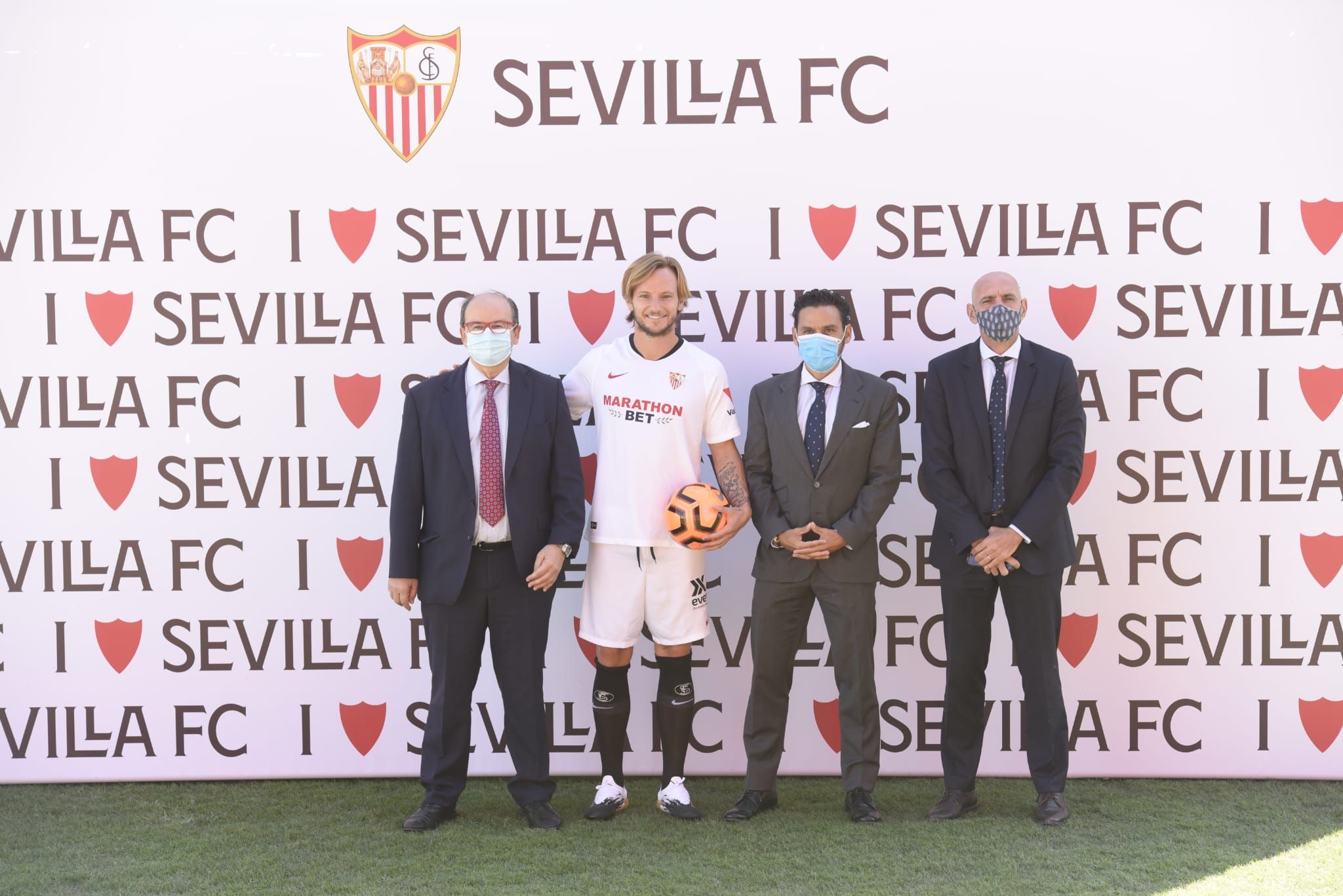  Rakitic, junto a Monchi, Del Nido y Castro, en su presentación.