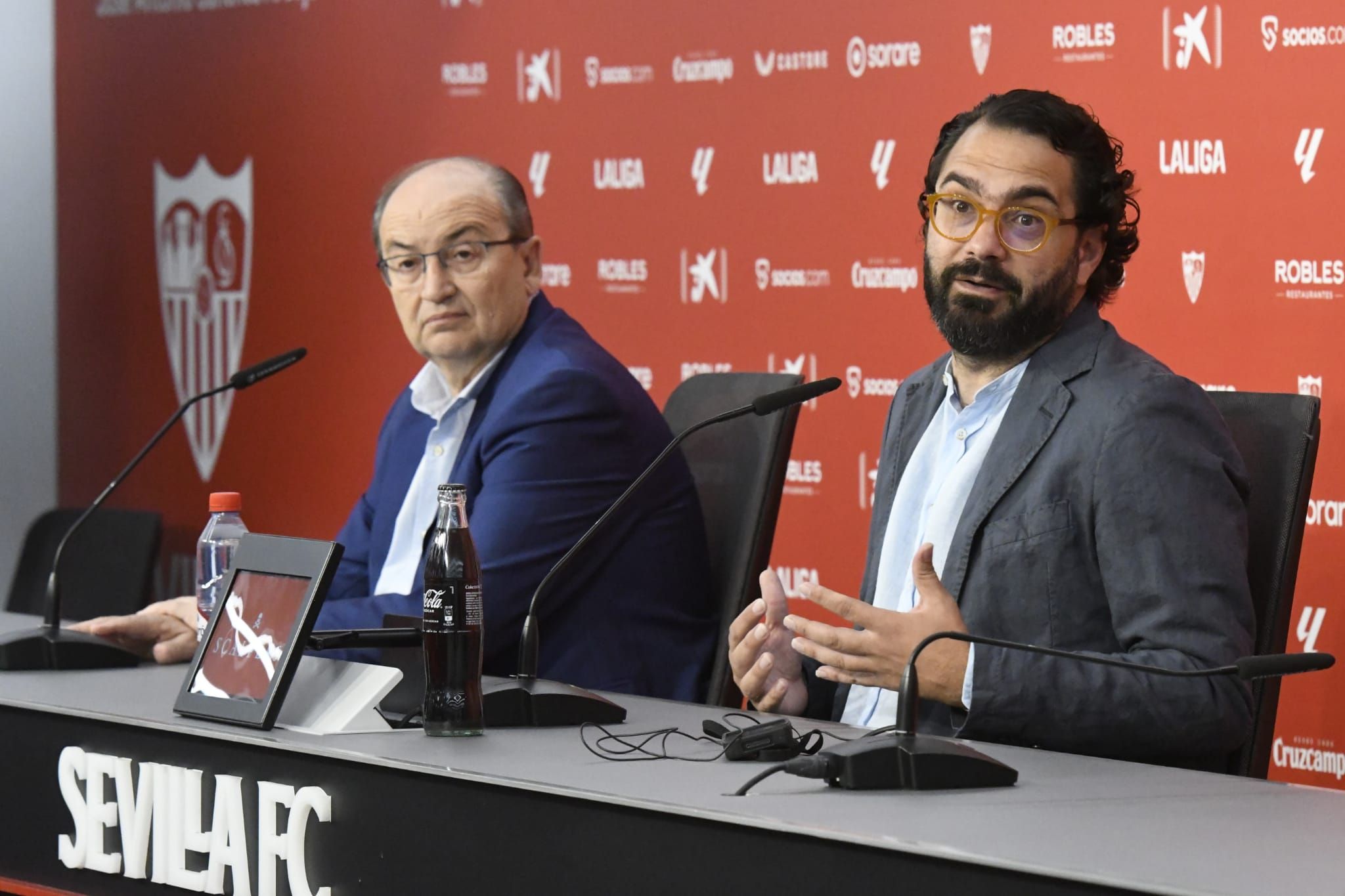  José Castro y Víctor Orta, en la presentación de Djibril Sow con el Sevilla FC (Foto: Kiko Hurta