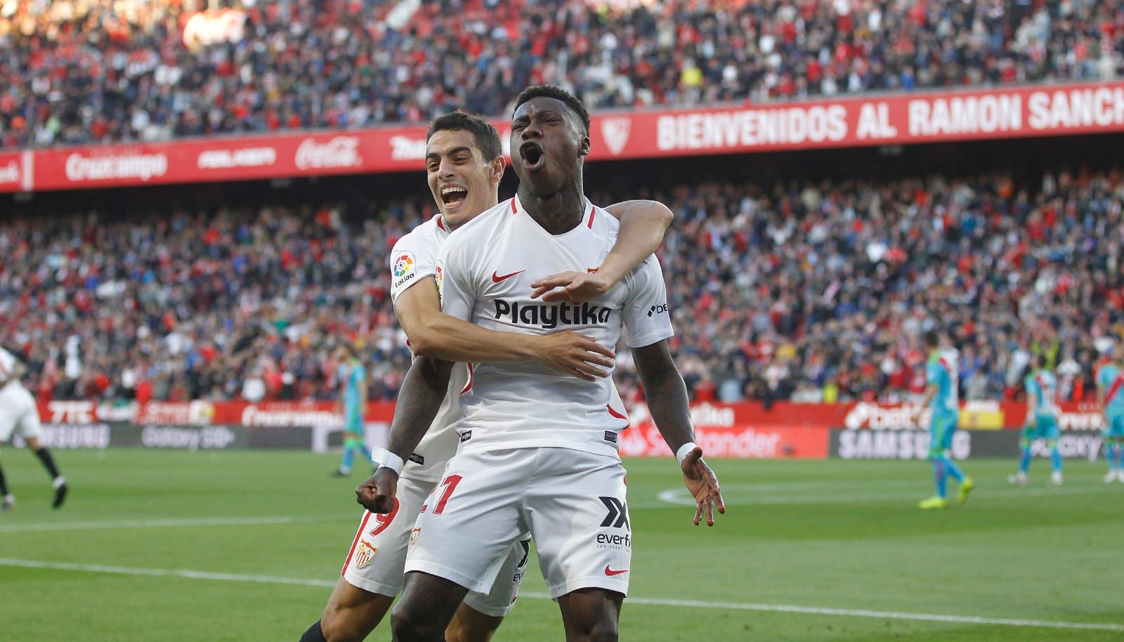 Promes celebra con Ben Yedder el primer gol ante el Rayo.
