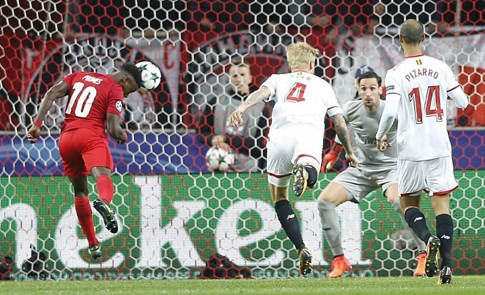  Promes marca un gol ante el Sevilla en la Liga de Campeones.