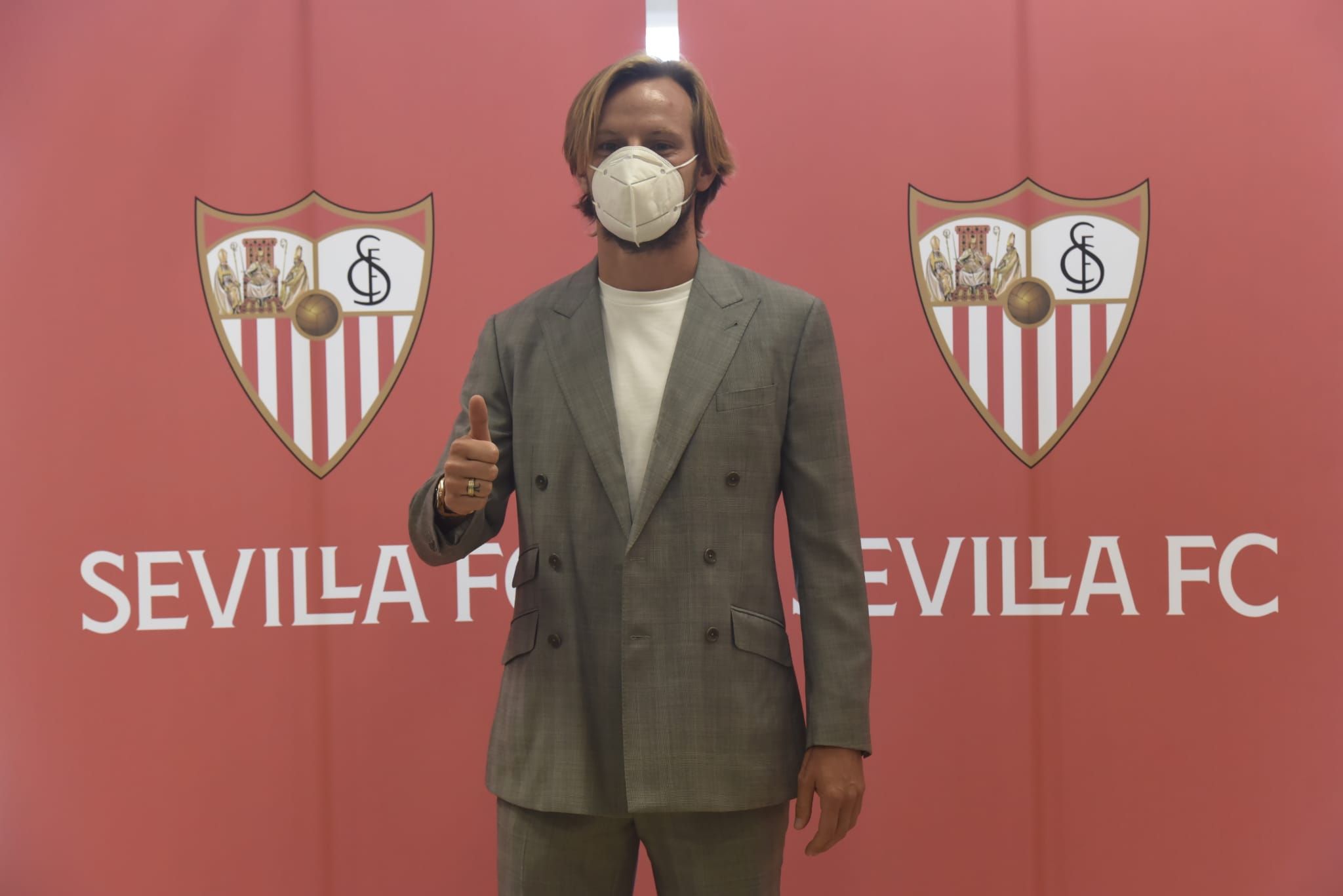  Ivan Rakitic, a su llegada al aeropuerto de Sevilla.