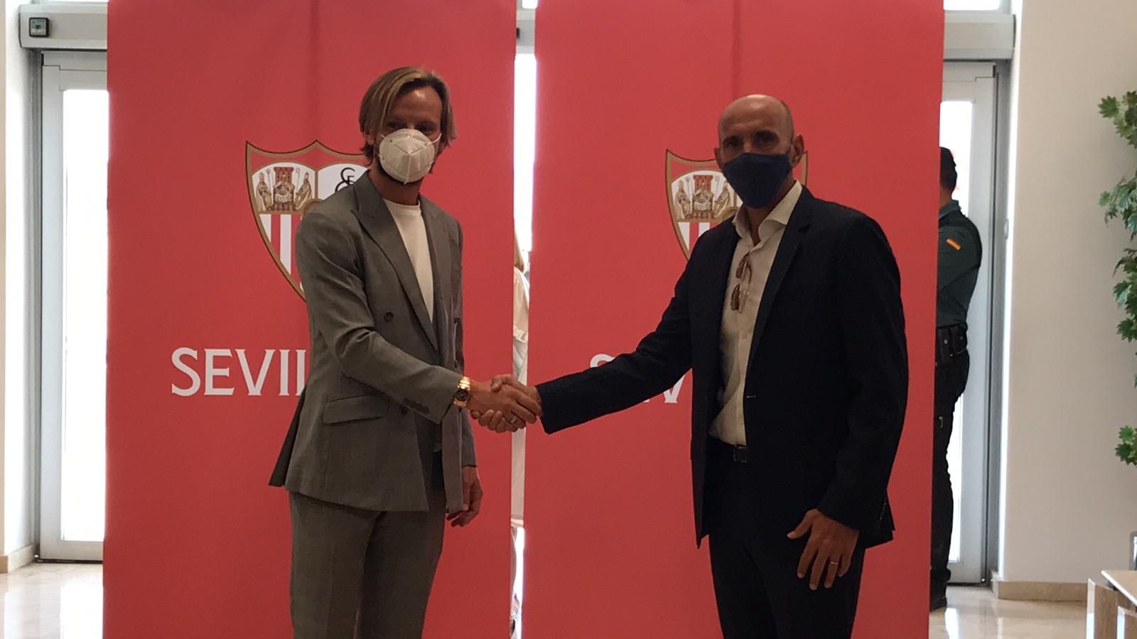  Ivan Rakitic posa junto a Monchi en el aeropuerto de Sevilla.