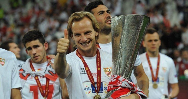  Rakitic, con el trofeo de la Europa League ganada en Turín en 2014.