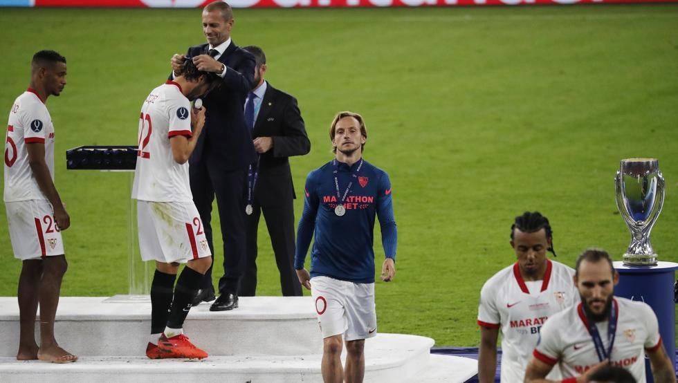  Rakitic, con su medalla de la Supercopa de Europa.
