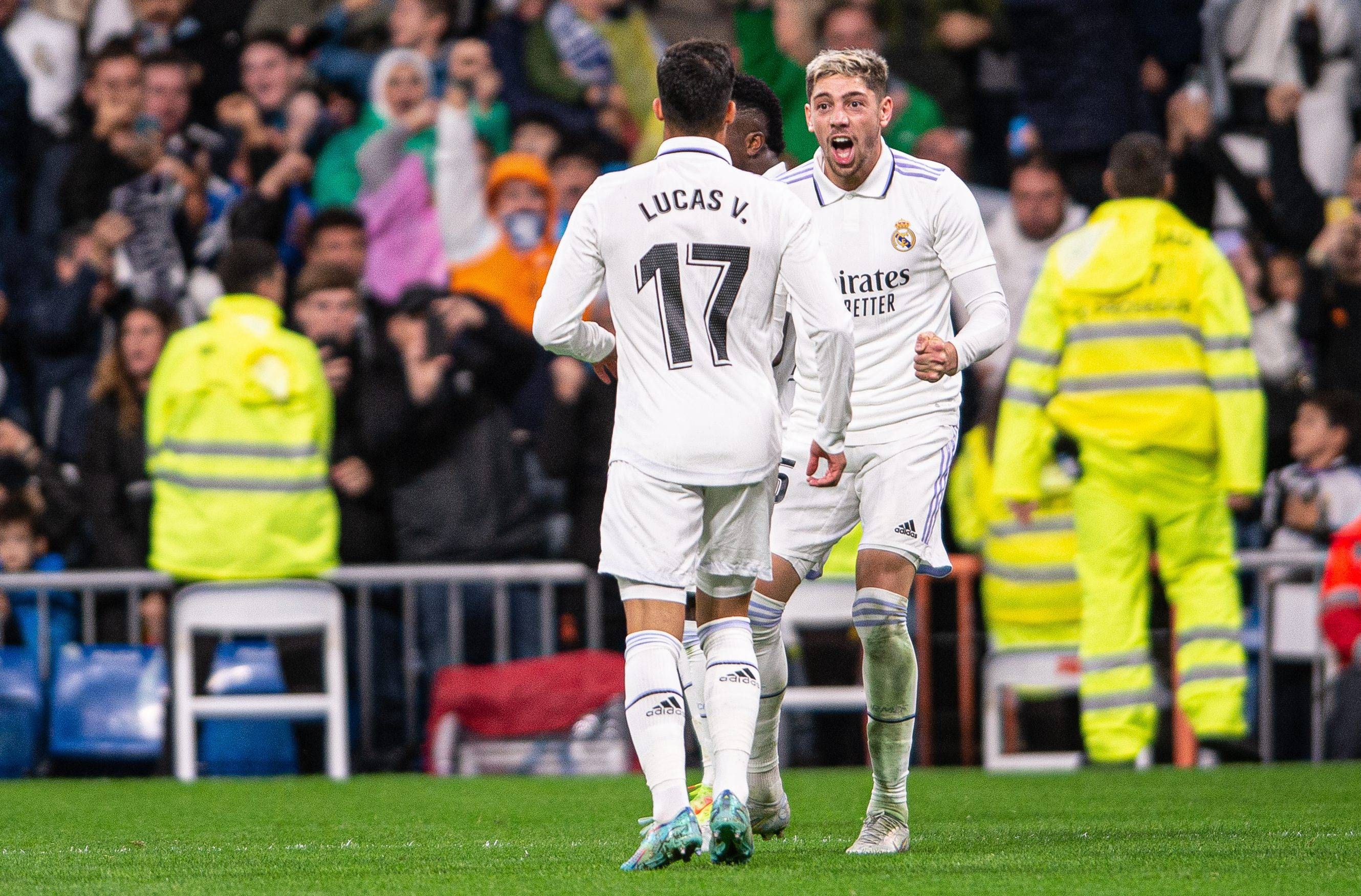  Lucas Vázquez y Fede Valverde celebran el 2-1 en el Real Madrid-Sevilla.