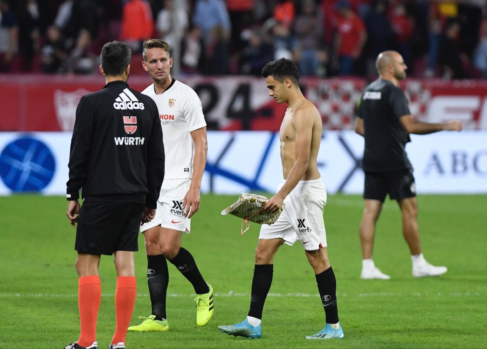 Sergio Reguilón sale del Sánchez-Pizjuán con un paquete que contiene un donut.