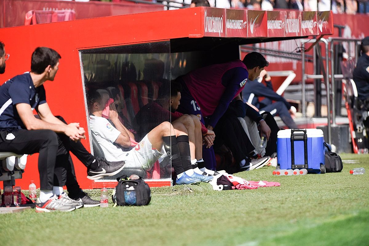  Reguilón llora desconsolado en el banquillo del Sánchez-Pizjuán.