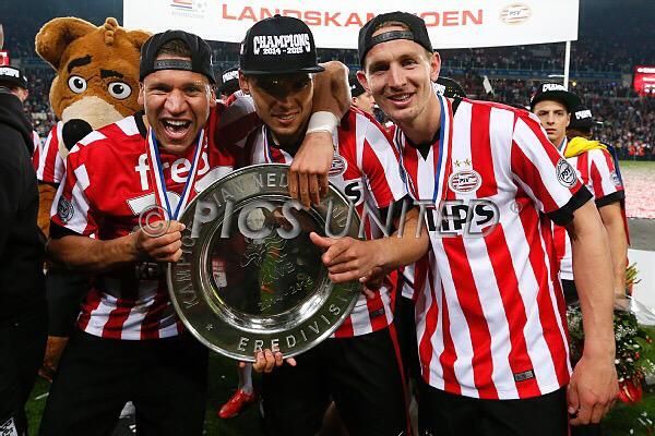  Rekik y De Jong celebran la Eredivisie con el PSV Eindhoven.