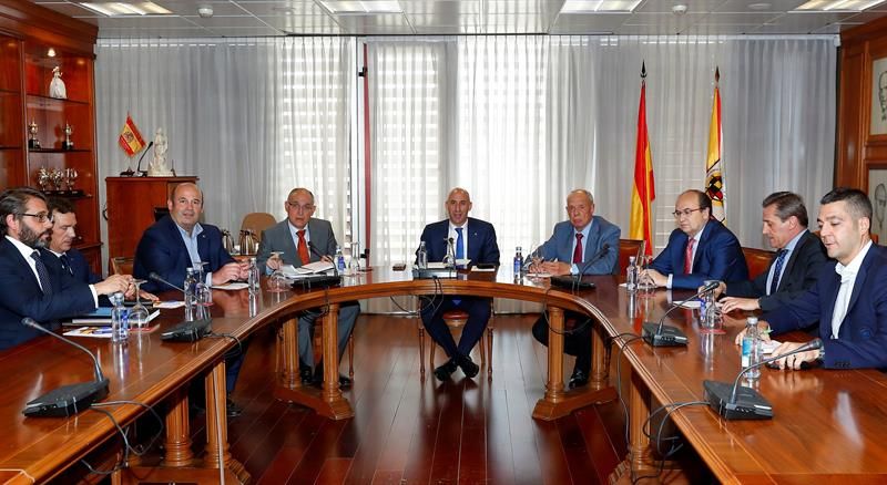  Luis Rubiales y José Castro, durante la reunión por la fecha de la Supercopa de España de 2018.