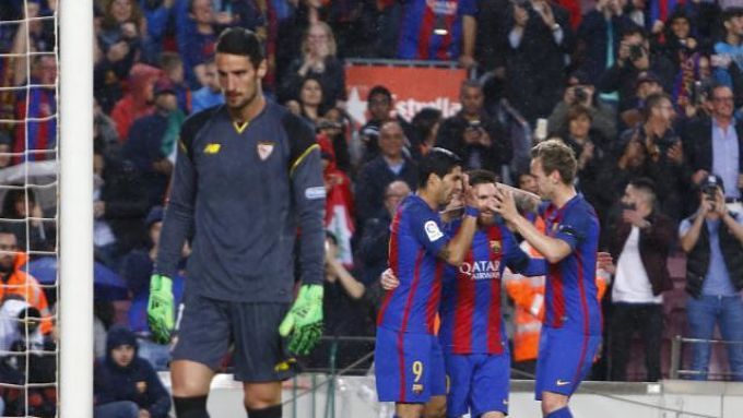 Los jugadores del Barça celebran un gol ante Sergio Rico.