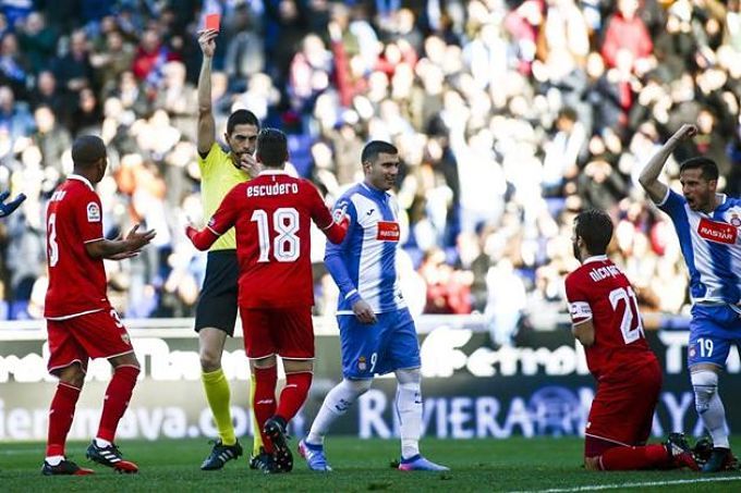 La expulsión de Pareja al inicio del partido.