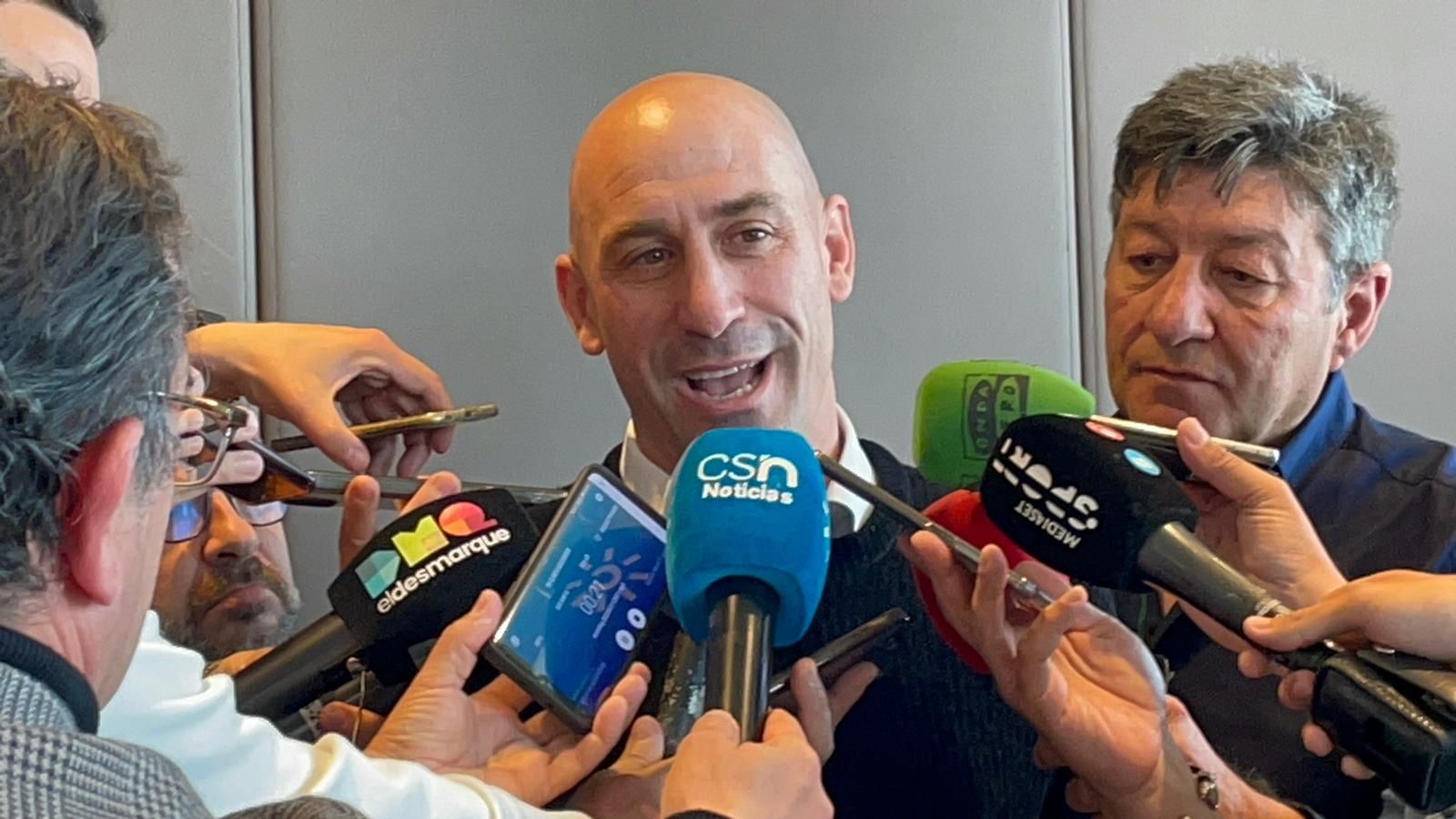  Rubiales, atendiendo a la prensa..