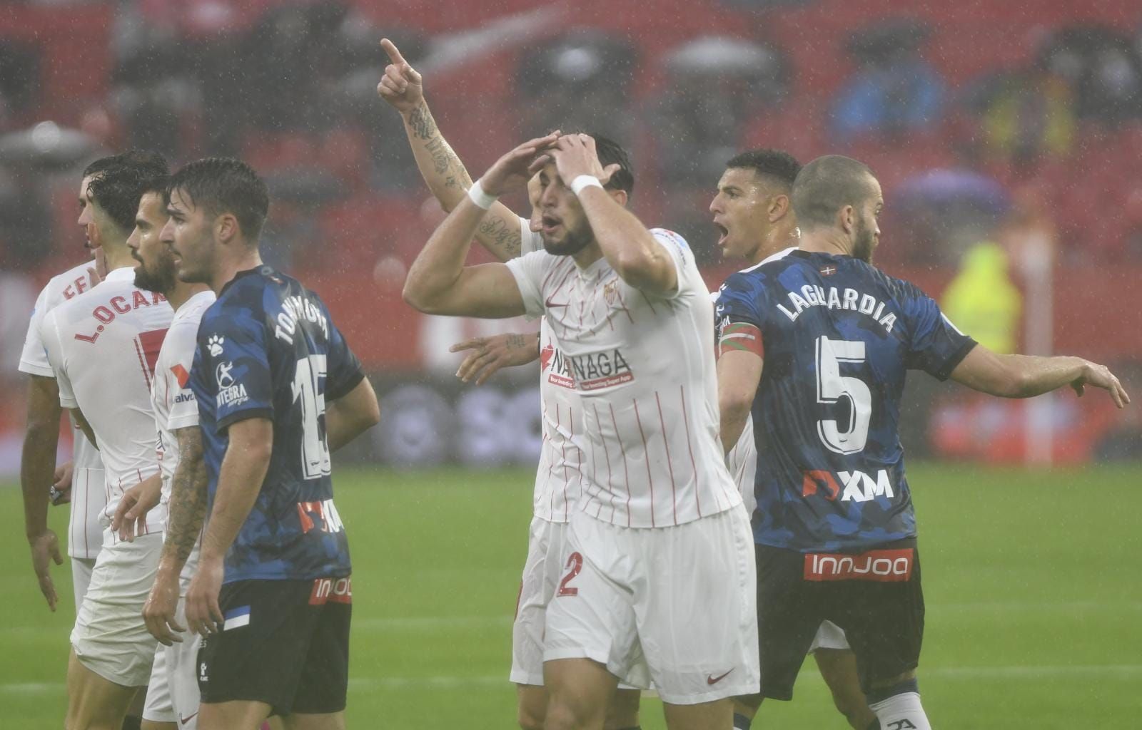  Rafa Mir se lamenta en el Sevilla-Alavés.