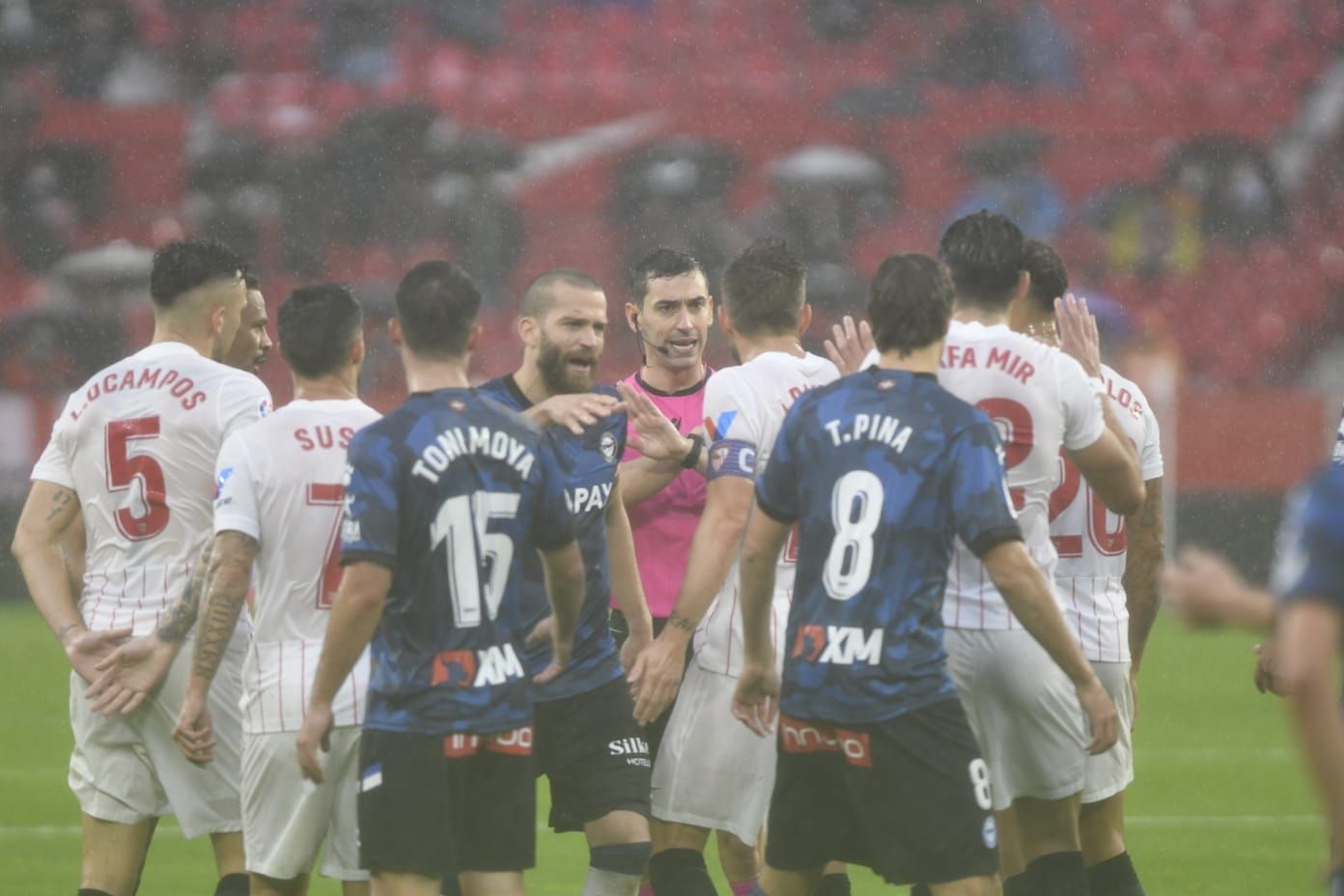  La polémica, protagonista en el partido entre Sevilla y Alavés.