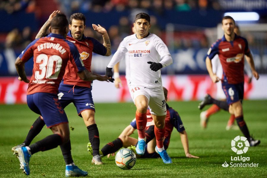  Banega conduce la pelota ante los jugadores de Osasuna.