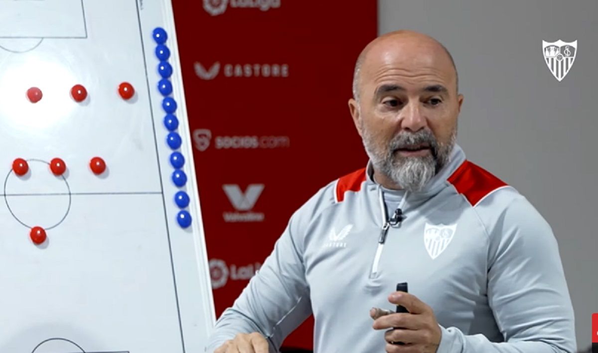 La línea defensiva en la charla de Sampaoli.