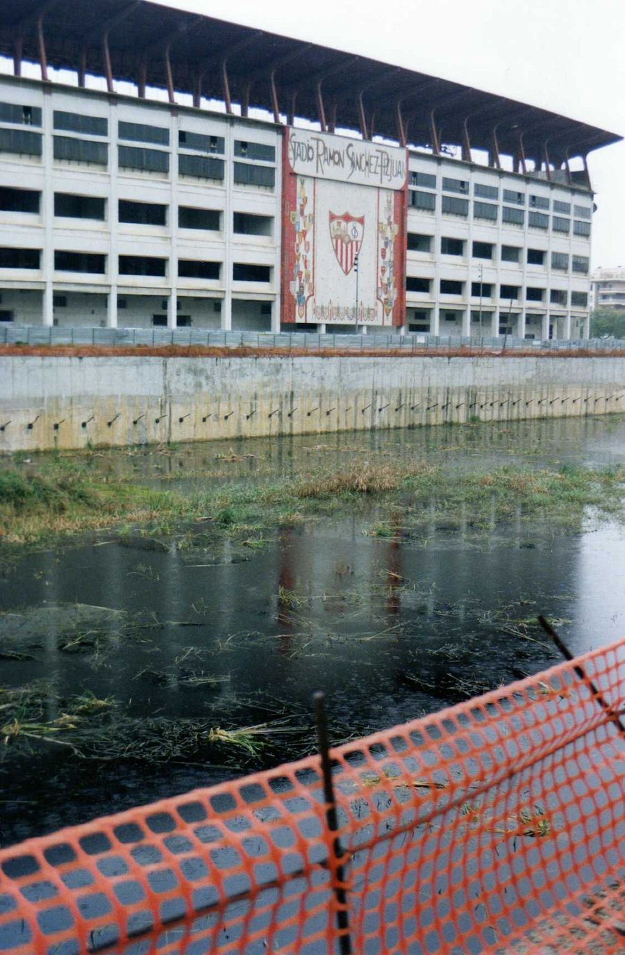 La laguna que formada en las obras del proyecto Stirling.