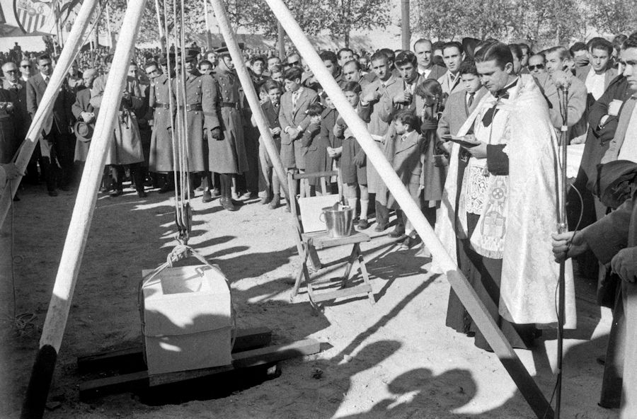 Colocación de la primera piedra el 2-12-1956.