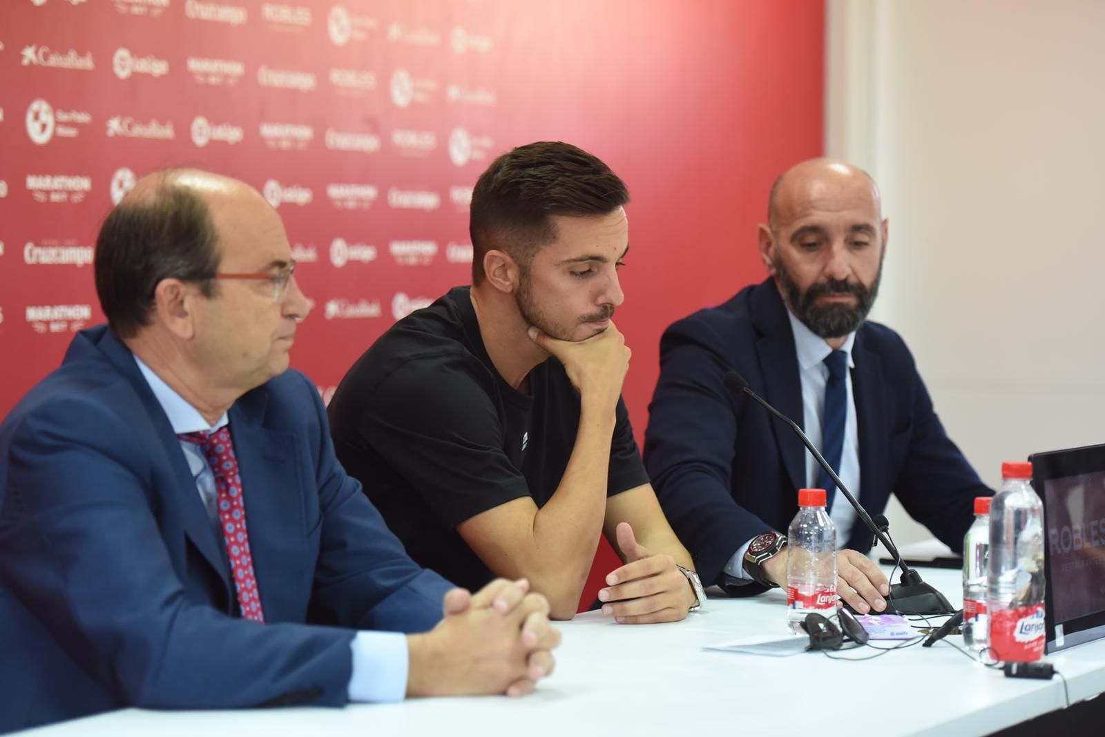 Sarabia, con la mirada perdida en su despedida del Sevilla este martes.
