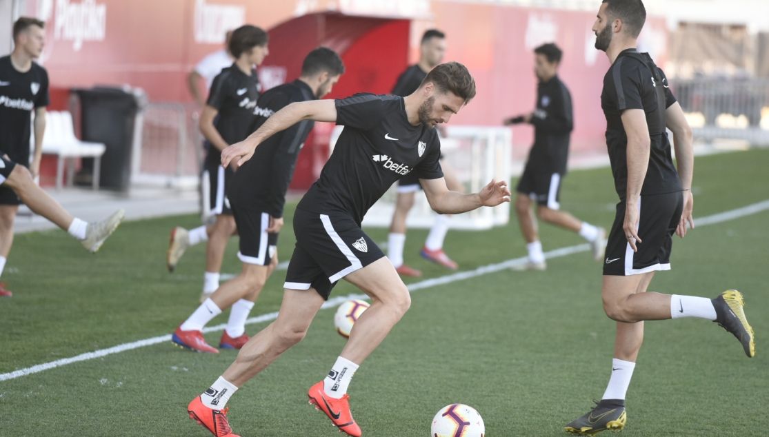  Sergi Gómez, en un entrenamiento del Sevilla.