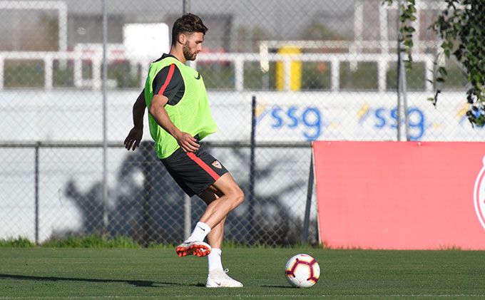  Sergi Gómez, en un entrenamiento del Sevilla.